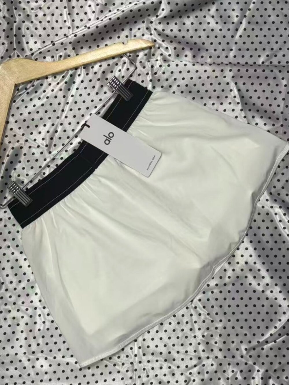 White tennis skirt Alo Yoga Match Point sporty and casual versatile style - Picture 3 of 5